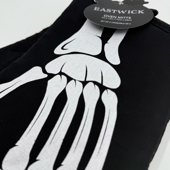Eastwick Pair of Skeleton Quilted Oven Mitts 7” x 13” NWT - Picture 4 of 5
